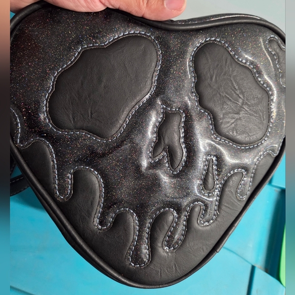 Love, Pain and, Stitches heart shaped poison apple face in all black - Picture 4 of 9